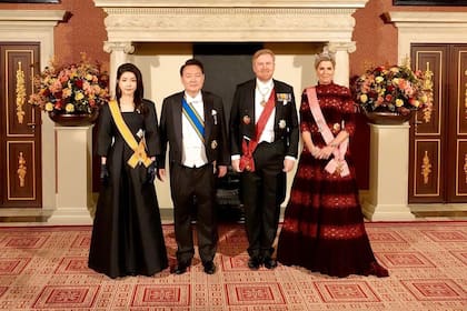 La primera dama Kim Keon-hee y el presidente de República de Corea, Yoon Suk-yeol junto a los reyes de los Países Bajos, Guillermo y Máxima Zorreguieta (Foto: Instagram @koninklijkhuis)