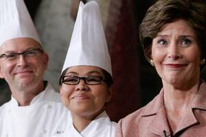 La primera dama Laura Bush (der) fue quien escogió a Comerford (centro) como chef ejecutiva. Aquí, con el chef pastelero de la Casa Blanca, William Yosses, en 2006.