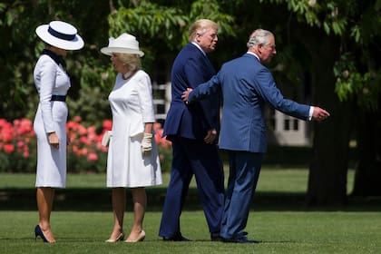 La primera dama Melania Trump, a la izquierda, habla con Camilla, duquesa de Cornualles, mientras el Príncipe Carlos camina con el presidente Donald Trump en el Palacio de Buckingham