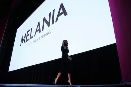 La primera dama Melania Trump baja del escenario después de hablar antes del estreno de su película "Melania" en el Centro Conmemorativo John F. Kennedy para las Artes Escénicas