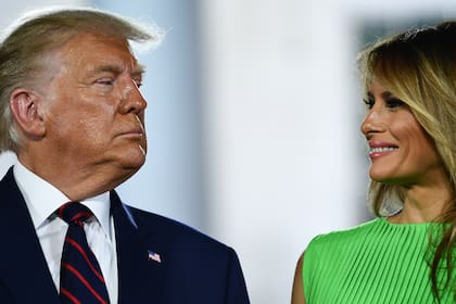 Donald y Melania Trump, al concluir el último día de la Convención Nacional Republicana desde el jardín sur de la Casa Blanca el 27 de agosto de 2020 