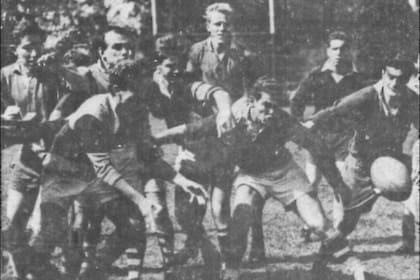 La primera de CUBA derrotó a Buenos Aires en Don Torcuato por 14 a 0; en la imagen, de acuerdo con el archivo, "Teloni, Gaviña, Miguens y Estévez cuidan la salida de la pelota de un line, mientras Ortega trata de intervenir"