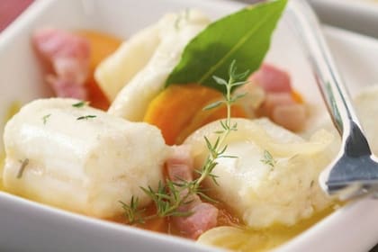 La primera edición de "Larousse Gastronomique", la guía definitiva de la cocina francesa, tenía 45 recetas para preparar anguilas, entre ellas la del tradicional Matelote dAnguilles