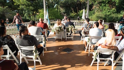 La primera edición de bodas al aire libre por parte de la ciudad se realizó en 2017 en el Rosedal