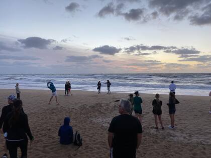 La primera edición del Club de las 5 AM, en Punta del Este, minutos antes del amanecer en la playa Brava