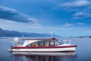 La primera embarcación en retomar el cruce fue Akawaia, perteneciente al hotel Los Cauquenes