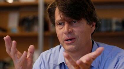 La primera empresa de John Hanke, KEyhole, colaboró en la creación de Earth Viewer, predecesor del actual Google Earth