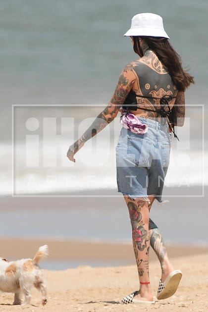 La primera en dar un paso al frente fue Cande, quien sorprendió a sus más de cuatro millones de seguidores con una foto junto a su novio, dándose un beso.