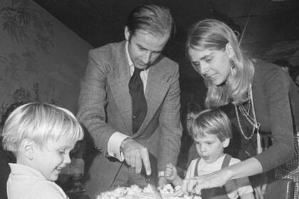 La primera esposa de Biden, Neilia, murió junto a la hija más pequeña de la pareja en un accidente de auto.