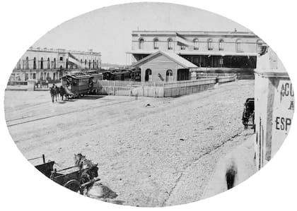 La primera estación de tranvías funcionaba a pocos metros de la Casa Rosada (puede vérsela al fondo, a la derecha la Aduana Taylor). El recorrido iba de Rivadavia y Alem hasta la actual Estación Mitre de Retiro.