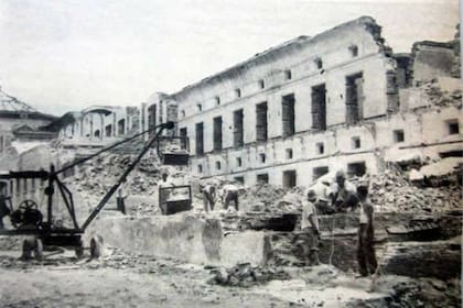 La primera etapa de la demolición de la Penitenciaría Nacional, realizada en 1961, se realizó con trabajadores y a fuerza de piquetas