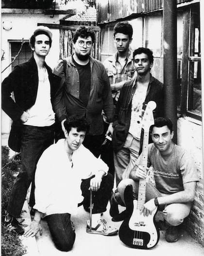 La primera formación de la banda posa en 1987. Arriba (de izq. a der.), Bonetto, Ariel Müller, Canedo y ”Tendón“ Pilati; debajo, ”Equard“ Petralis y ”Robba“ Razul
