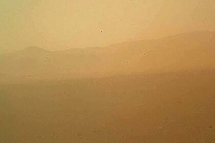 La primera foto a color que envía Curiosity con el cielo enrojecido