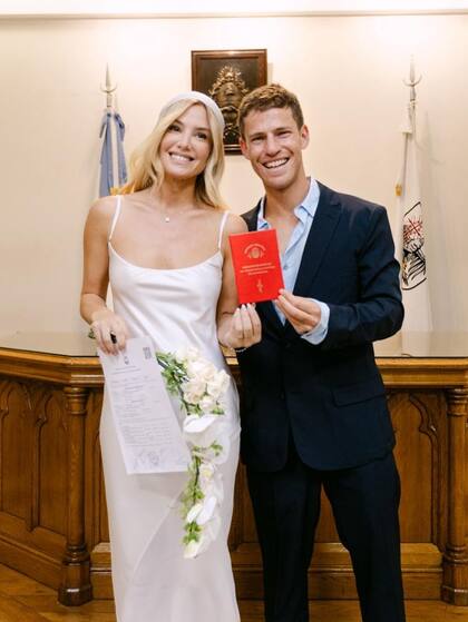 La primera foto de los recién casados con la libreta de matrimonio en sus manos