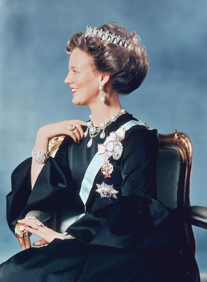 La primera foto oficial al convertirse en Reina. Para esa ocasión, eligió un vestido azul marino de cuello cerrado sobre el que destacaban las perlas y los diamantes de su Pearl Poire.