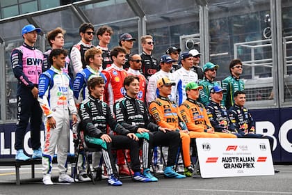 La primera foto oficial de inicio de temporada para Franco Colapinto (el segundo desde la izquierda en la fila superior), que nunca había sido piloto titular en el comienzo de un Mundial de Fórmula 1.