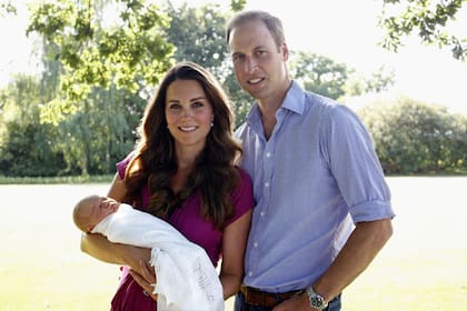 La primera foto oficial de Kate Middleton, el príncipe William y el joven George