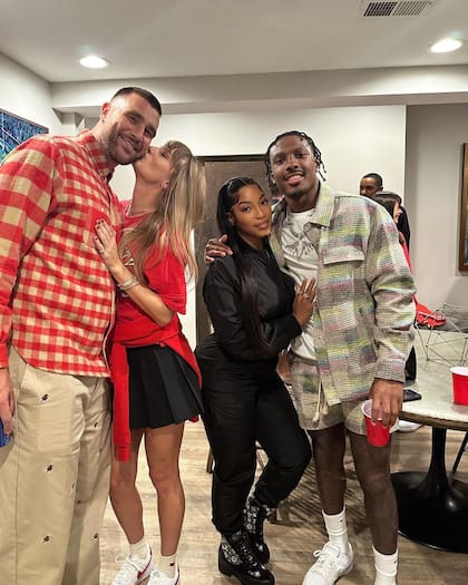 La primera foto que se conoció de un beso entre la pareja