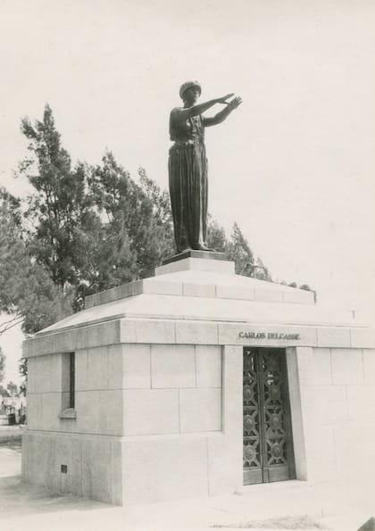 La primera fundición de la Justicia fue colocada en el Mausoleo de la familia Delcasse, cementerio de Olivos.
