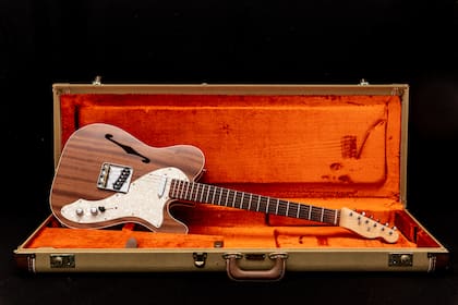 La primera guitarra que Santiago construyó