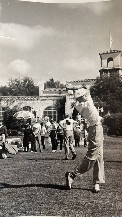 La primera imagen de Florentino Molina en acción, del 16 de abril de 1947 en el Córdoba Golf Club; tiene puestos los zapatos de una singular anécdota