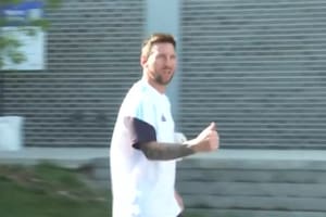 Pulgar para arriba y pequeños pasos: qué hizo Messi en el primer entrenamiento de la selección en Kansas
