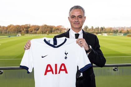 La primera imagen de Mourinho con la camiseta de Tottenham: llega para ocupar el lugar de Pochettino 