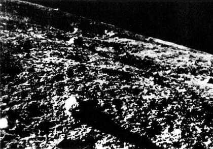 La primera imagen del territorio lunar que transmitió el Lunik IX el 3 de febrero de 1966