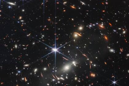 La primera imagen presentada de James Webb apunta al cúmulo masivo de galaxias J SMACS, el punto más brillante en el centro