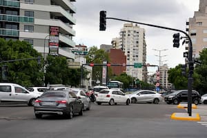Choques, semáforos fuera de servicio y caos en la ciudad por un apagón que afectó a 4 millones de personas