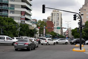 Choques, semáforos fuera de servicio y caos en la ciudad por un apagón que afectó a 4 millones de personas