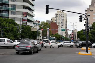 Choques, semáforos fuera de servicio y caos en la ciudad por un apagón que afectó a 4 millones de personas