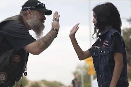 La primera instancia de BACA es visitar al niño que ha sufrido algún tipo de abuso y regalarle un chaleco de la organización