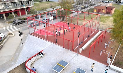 La primera macroesquina implica la construccin de una plaza con juegos para chicos espacios de permanencia y una cancha multifuncin