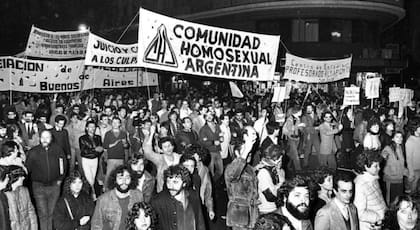La primera marcha de la comunidad LGBT+ también atravesó la Avenida de Mayo. Fuente: Télam.