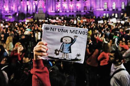 La primera marcha de Ni Una Menos, el 3 de junio de 2015, convocó a miles de mujeres a manifestarse contra los femicidios en los centros urbanos de todo el país