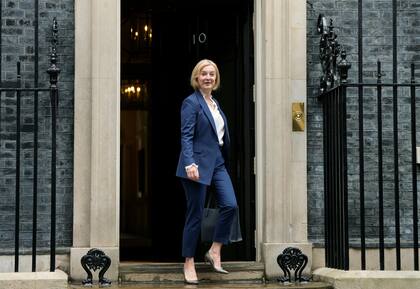 La primera ministra británica Liz Truss sale del número 10 de Downing Street, en Londres. (AP Foto/Frank Augstein, Archivo)