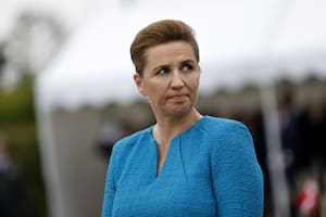 Conmoción en Dinamarca: golpearon a la primera ministra en una plaza de la capital