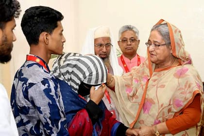 La primera ministra de Bangladesh, Sheikh Hasina, recibió a los familiares de la joven asesinada