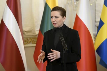 La primera ministra de Dinamarca, Mette Frederiksen, ofrece una declaración a la prensa antes de una cumbre de los países bálticos de la OTAN, en Helsinki, Finlandia, el 14 de enero de 2025. (Antti Aimo-Koivisto/Lehtikuva vía AP)