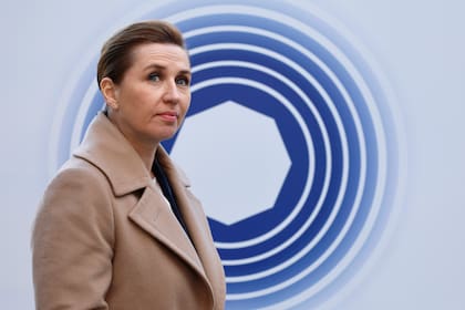 La primera ministra de Dinamarca, Mette Frederiksen, llega a una cumbre de la UE en el palacio de Egmont en Bruselas, el lunes 3 de febrero de 2025