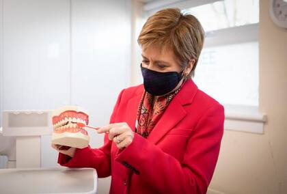La primera ministra de Escocia y líder del Partido Nacional Escocés (SNP), Nicola Sturgeon hace hincapié en los cuidados de salud bucal