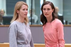 La primera ministra de Finlandia, Sanna Marin (dcha), impulsa el veto a los turistas rusos junto a su par de Estonia