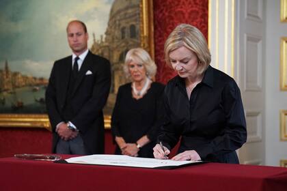 La primera ministra de Gran Bretaña, Liz Truss, firma la Proclamación de Adhesión del Rey Carlos III