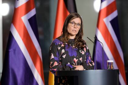 La primera ministra de Islandia, Katrin Jakobsdottir y mujeres de toda la nación hicieron huelga el martes 24 de octubre para reclamar el final de la brecha salarial y la violencia de género