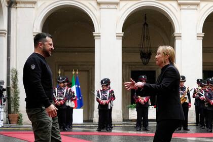 La primera ministra de Italia, Giorgia Meloni, recibe al presidente de Ucrania, Volodimir Zelensky, en el Palacio Chigi, sede del gobierno, en Roma.
