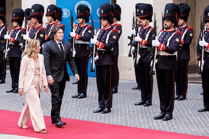 La primera ministra de Italia, Giorgia Meloni, con el presidente de Argentina, Javier Milei, antes de su reunión en el Palazzo Chigi en Roma, Italia, el viernes 6 de junio de 2025. (Roberto Monaldo/LaPresse vía AP)