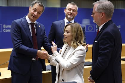 La primera ministra de Italia, Giorgia Meloni, en el centro, es saludada por, desde la izquierda, el primer ministro de Bélgica, Alexander De Croo, el presidente de Eslovaquia, Peter Pellegrini, y el primer ministro de la República Checa, Petr Fiala, durante una mesa redonda en una cumbre de la UE en Bruselas, el lunes 17 de junio de 2024. 
