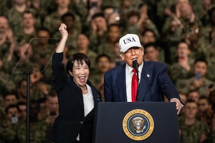 La primera ministra de Japón, Sanae Takaichi, junto al presidente estadounidense, Donald Trump, ante personal de la Armada estadounidense a bordo del portaaviones USS George Washington, el 28 de octubre de 2025