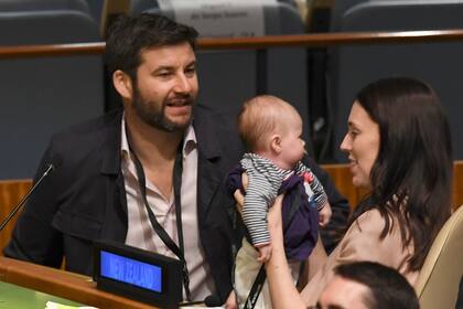 La primera ministra de Nueva Zelanda, Jacinda Ardern, con su bebé de tres meses y su marido en la Asamblea General de la ONU, en 2018